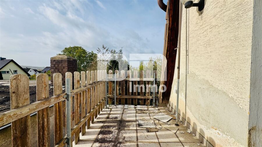 Handwerkertraum mit XL-Grundstück: Doppelhaushälfte mit Nebengebäude zur Sanierung - DG Balkon Panoramablick über Kassel